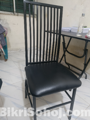 চকি এবং চেয়ার।